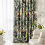 Rideaux à motifs floraux multicolores dans un salon élégant avec des plantes d'intérieur et un fauteuil moderne. Parfait pour ajouter une touche de nature et de couleur à votre décoration intérieure.
