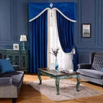 Rideaux élégants bleu profond pour salon, décoration intérieure avec canapé gris, table basse sculptée et mur bleu, crée une ambiance luxueuse et chaleureuse, parfait pour une maison moderne et stylée.