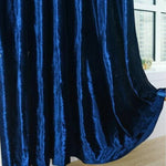 Rideau bleu élégant pour salon, ajoutant une touche de sophistication à votre décoration intérieure. Idéal pour créer une ambiance chaleureuse et raffinée dans n'importe quelle pièce de la maison.
