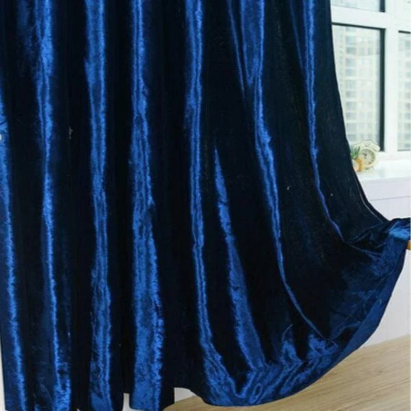 Rideau bleu élégant pour salon, ajoutant une touche de sophistication à votre décoration intérieure. Idéal pour créer une ambiance chaleureuse et raffinée dans n'importe quelle pièce de la maison.