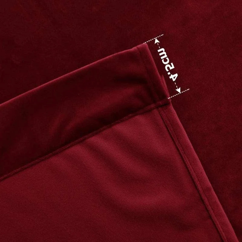 Drap-housse rouge bordeaux doux avec bords renforcés, ajustement parfait garanti avec une profondeur de 45 cm pour une tenue optimale sur le matelas. Parfait pour ajouter une touche élégante et chaleureuse à votre chambre.