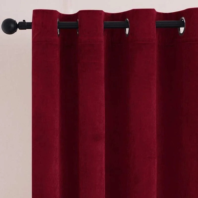 Rideau rouge élégant avec œillets noirs, idéal pour ajouter une touche de couleur et de style à votre intérieur. Ce rideau occultant assure intimité et confort dans toutes les pièces. Parfait pour un salon moderne ou une chambre chaleureuse.