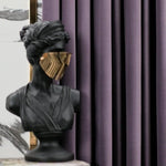 Buste décoratif moderne avec un masque doré sophistiqué, idéal pour un intérieur contemporain. Cette sculpture élégante attire l'attention, rehaussant n'importe quel espace avec une touche artistique unique. Parfait pour les amateurs de design et d'art innovant.