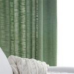 Rideau vert élégant offrant une touche de sophistication à tout intérieur moderne. Idéal pour créer une ambiance apaisante dans le salon ou la chambre. Design raffiné avec des plis accentués pour une meilleure opacité et intimité. Tableau parfait pour ceux qui cherchent à enrichir leur décoration avec des couleurs naturelles et intemporelles.