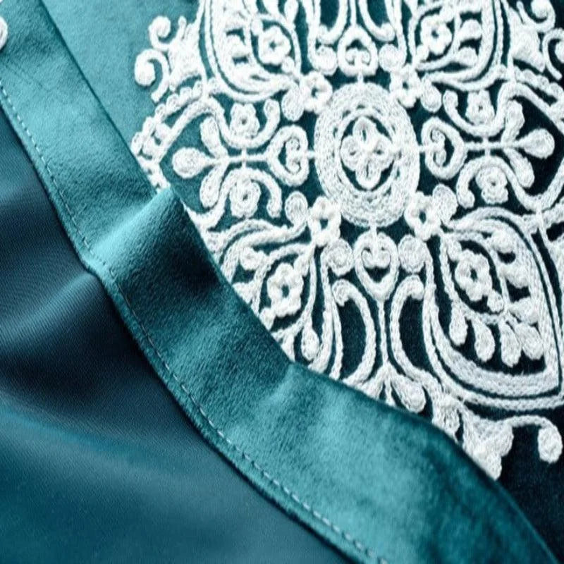 Gros plan sur un tissu décoratif à motifs brodés blancs. Ce design élégant et raffiné apporte une touche de sophistication, idéal pour rehausser l'intérieur de votre maison. Parfait pour les amateurs de décoration intérieure cherchant à ajouter une touche artistique et unique à leur espace.