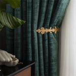 Rideau vert élégant avec embrasse dorée, ajoutant une touche de sophistication à la décoration intérieure. Complément parfait pour un salon moderne, offrant une ambiance chaleureuse et raffinée. Accessoire décoratif idéal pour créer un espace accueillant. Convient pour améliorer le style de votre pièce avec une nuance de vert intense et une touche dorée chic.