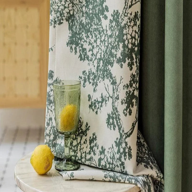 Tenture décorative avec motif naturel vert, posée sur une table en marbre, accompagnée d'un verre élégant contenant un citron, parfaite pour une touche d'élégance et de nature dans votre intérieur.