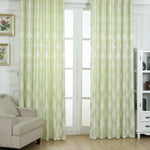 Rideaux élégants de couleur vert clair avec motifs décoratifs pour salon moderne, ajoutant une touche raffinée à votre intérieur, suspendus devant une porte-fenêtre, parfaits pour contrôler la luminosité et garantir l'intimité de votre espace de vie.