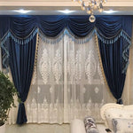 Rideaux élégants de décoration intérieure en bleu avec des motifs décoratifs. Ensemble de voilages et draperies formant une ambiance chaleureuse pour un salon moderne. Accessoires de fenêtre pour créer une atmosphère sophistiquée et accueillante. Idéal pour embellir et moderniser votre espace de vie.