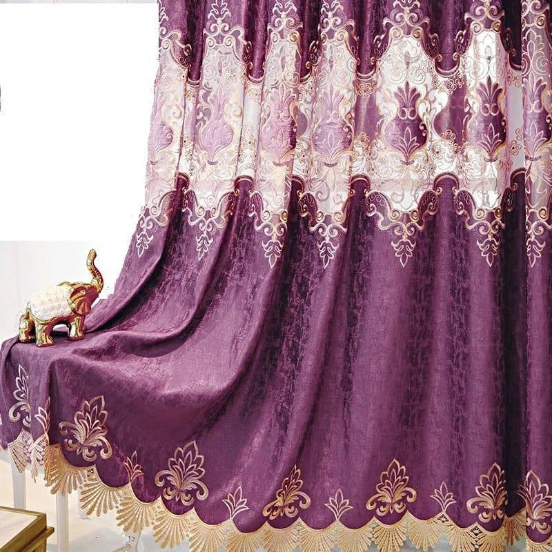 Rideaux élégants violets avec motifs dorés et décoration florale, idéal pour embellir votre salon ou chambre à coucher. Produit parfait pour ajouter une touche de sophistication et de luxe à votre intérieur. Convient pour les fenêtres et portes de grande taille. Design raffiné et tendance.