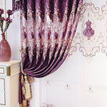 Rideau décoratif violet avec motifs élégants pour salon, ajoutant une touche d'élégance et de sophistication à votre intérieur. Parfait pour créer une ambiance chaleureuse et accueillante. Disponible avec détails dorés et franges sophistiquées. Accessoire idéal pour embellir votre maison.