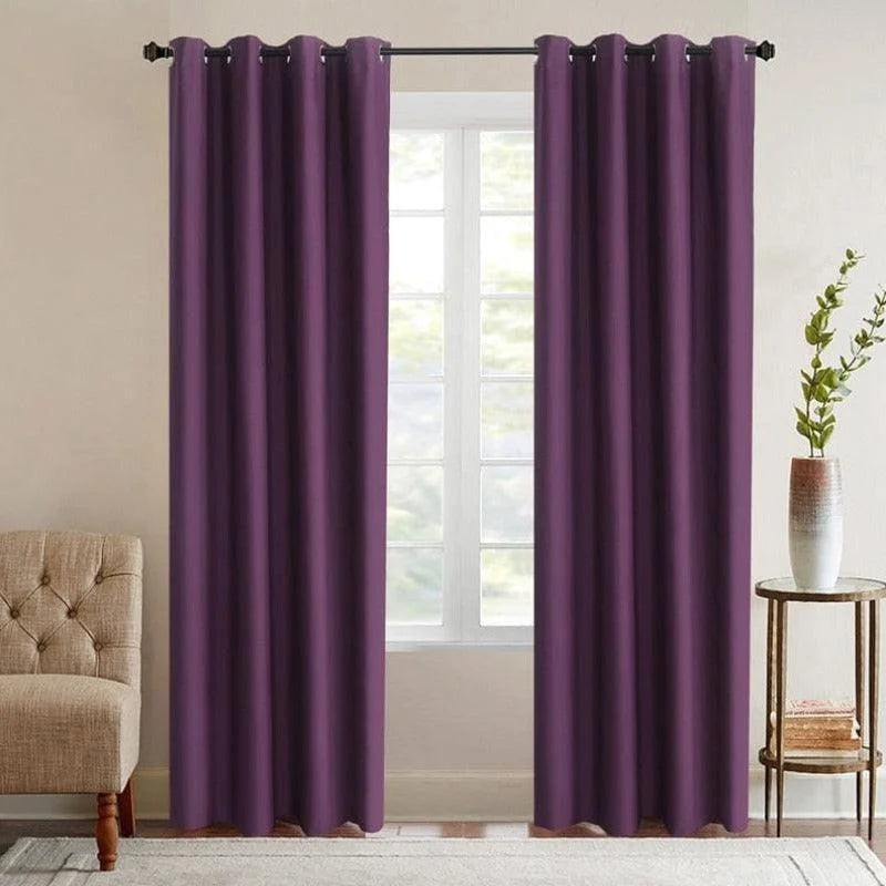 Paire de rideaux occultants violets élégants pour salon, offrant une ambiance chaleureuse et intimiste, idéale pour la décoration intérieure. Faciles à installer grâce à leurs œillets, ces rideaux offrent une excellente gestion de la lumière tout en ajoutant une touche de couleur raffinée à votre pièce.