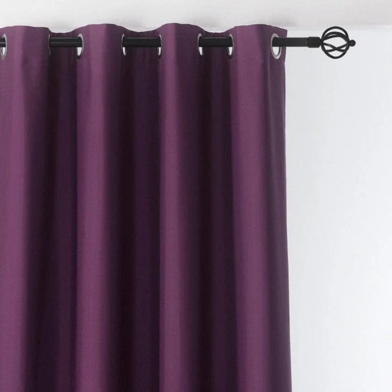 Rideau élégant de couleur prune avec œillets métalliques, idéal pour décorer et compléter l'intérieur de votre salon ou chambre. Offre une touche moderne et sophistiquée à votre décoration grâce à sa teinte riche et son design épuré. Parfait pour préserver l'intimité tout en ajoutant une note de couleur à votre espace.
