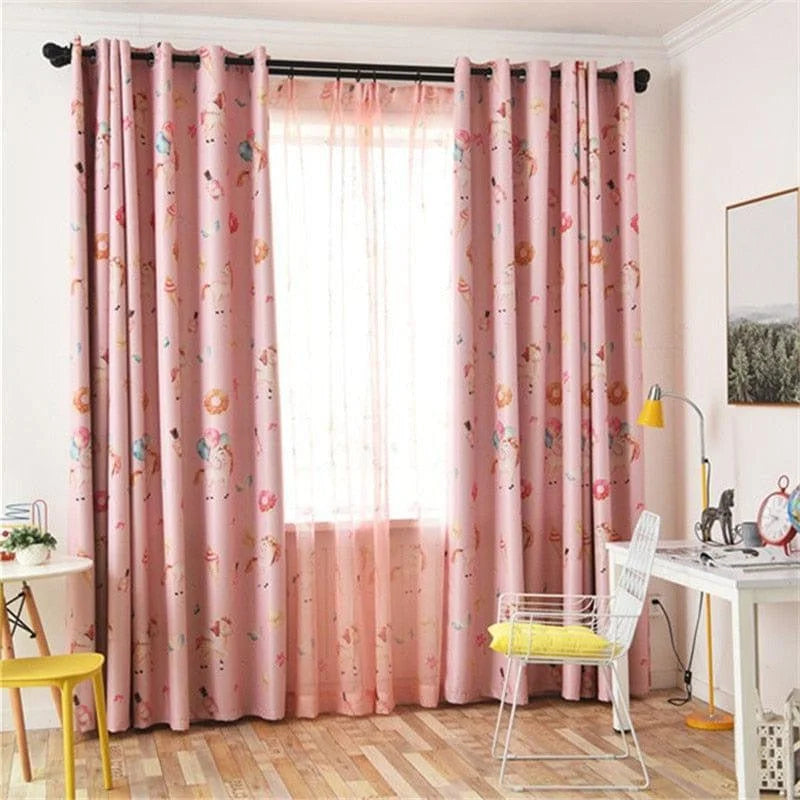 Rideaux roses pour chambre d'enfant avec motifs colorés et amusants, ajoutent une touche vive et joyeuse à la décoration intérieure. Idéal pour créer une ambiance accueillante et ludique dans une pièce. Ces rideaux élégants sont parfaits pour personnaliser une chambre et rendre l'espace plus chaleureux et attrayant.