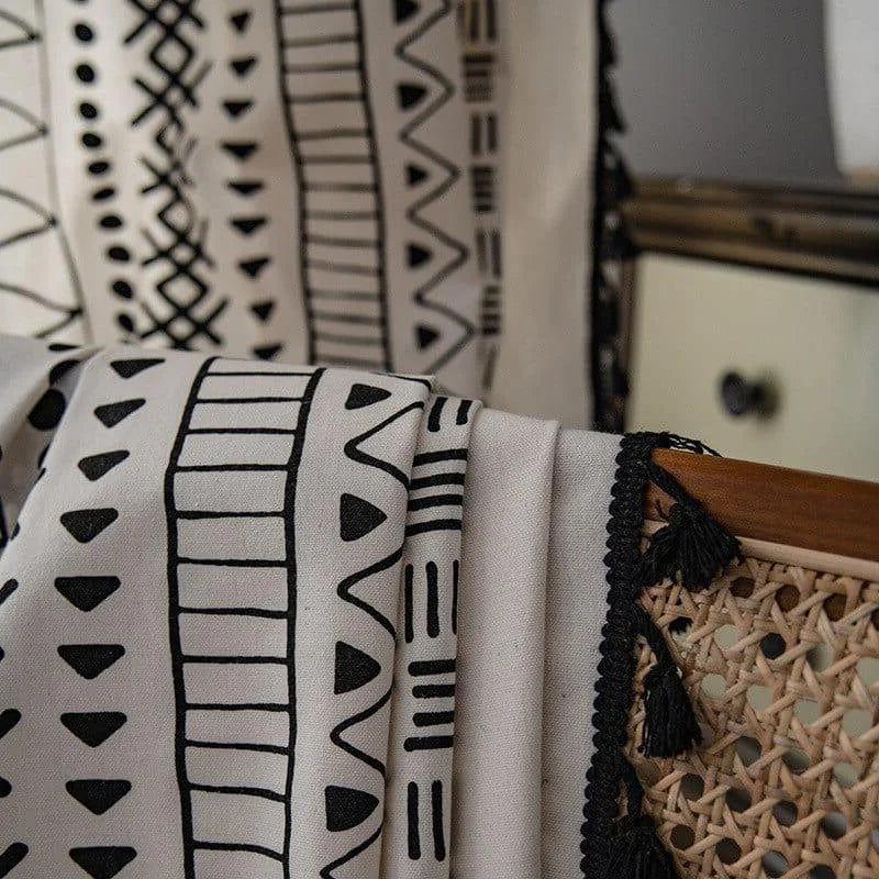 Tenture murale avec motifs géométriques noirs sur fond clair, idéale pour ajouter une touche ethnique et moderne à votre décoration intérieure. Cette pièce unique attire le regard grâce à ses motifs variés et son design élégant. Parfaite pour un salon, une chambre ou un espace de travail. Associez-la à des meubles en bois pour un effet chaleureux et harmonieux.