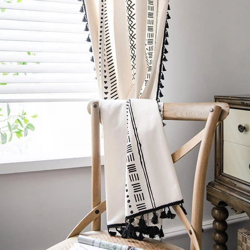 Rideau décoratif moderne avec motifs géométriques noirs, ajout élégant pour la décoration intérieure. Parfait pour les espaces lumineux, il embellit la pièce avec son design attrayant. Accessoire idéal pour un salon, mettant en valeur l'esthétique contemporaine.