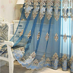 Rideaux décoratifs élégants avec motifs floraux brodés, idéaux pour embellir votre salon ou chambre à coucher. Leur design raffiné et leurs couleurs harmonieuses ajoutent une touche de sophistication à la décoration intérieure. Parfaits pour créer une ambiance classique et chaleureuse dans votre espace de vie.