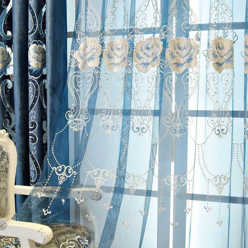 Rideaux élégants avec un design floral raffiné, parfaits pour sublimer la décoration intérieure d'une maison moderne. Les motifs floraux ajoutent une touche de sophistication et d'élégance à la pièce. Idéal pour créer une ambiance chaleureuse et accueillante dans le salon ou la chambre à coucher.