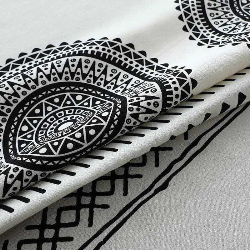 Motif imprimé ethnique en noir et blanc, élégance et originalité pour la décoration intérieure. Découvrez ce design géométrique captivant, idéal pour apporter une touche de raffinement à votre espace de vie. Parfait pour accessoires, linge de maison ou décoration murale.