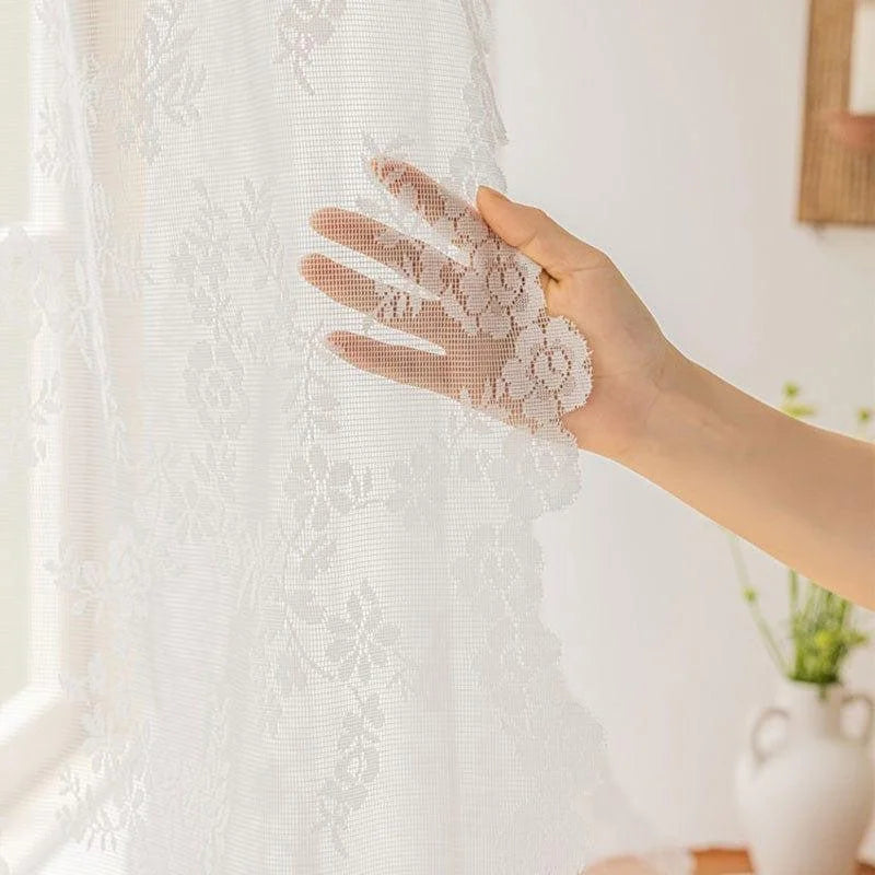 Rideaux voilages blancs élégants avec motifs floraux, parfaits pour apporter une touche romantique à votre intérieur. Idéal pour filtrer la lumière tout en créant une ambiance délicate et raffinée. Ces rideaux habilleront vos fenêtres avec style et élégance, sublimant ainsi votre décoration intérieure.