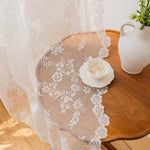 Rideau décoratif à motif floral blanc, idéal pour apporter une touche élégante à votre intérieur. Parfait pour illuminer les pièces tout en garantissant une ambiance raffinée. Accessoire de décoration pour table en harmonie avec une vaisselle blanche, ajoutant charme et sophistication à votre maison.