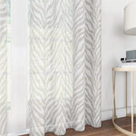 Rideau transparent avec motif zébré pour décoration intérieure moderne. Parfait pour ajouter une touche élégante à votre salon ou chambre à coucher tout en laissant passer la lumière naturelle. Design chic et contemporain idéal pour rehausser la décoration de votre maison. Accessoire décoratif incontournable pour un intérieur raffiné et stylé.