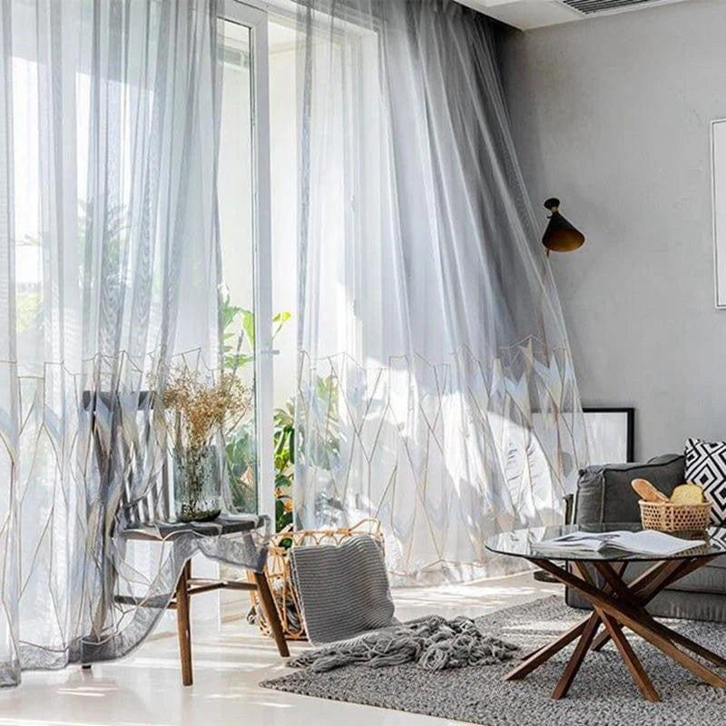Voilage design moderne pour salon lumineux, idéal pour laisser entrer la lumière naturelle tout en garantissant une ambiance chaleureuse. Accentue votre décoration intérieure avec style et élégance. Parfait pour s'adapter à divers styles d'intérieur contemporains, tout en offrant confort et esthétique.