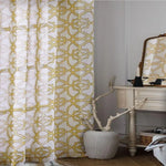 Rideau décoratif moderne aux motifs géométriques dorés, parfait pour ajouter une touche élégante et contemporaine à votre salon ou chambre. Idéal pour créer une ambiance chaleureuse et accueillante. Accessoirisé avec un miroir et une table, le rideau complète harmonieusement votre décoration intérieure.