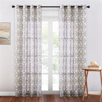 Rideaux élégants à motifs géométriques pour salon lumineux. Design moderne et chic, idéal pour ajouter une touche de style à votre décoration intérieure. Ajustement parfait pour portes-fenêtres et grandes baies vitrées. Accessoire déco incontournable pour un intérieur tendance et accueillant.