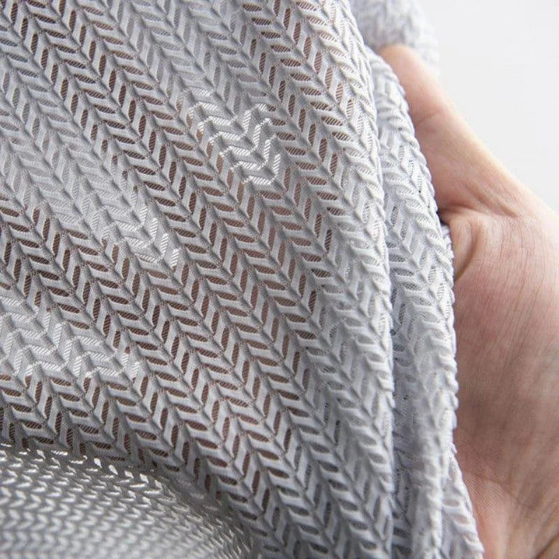 Tissu avec motif chevrons détaillé, idéal pour la confection de vêtements élégants et respirants, illustration montrant la texture et la finition soignée.