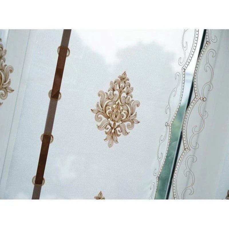 Rideau de fenêtre élégant avec motifs brodés, parfait pour ajouter une touche de sophistication classique à votre décoration intérieure. Design raffiné et détails délicats, idéal pour les salons ou chambres, apportant luminosité et élégance à votre intérieur.