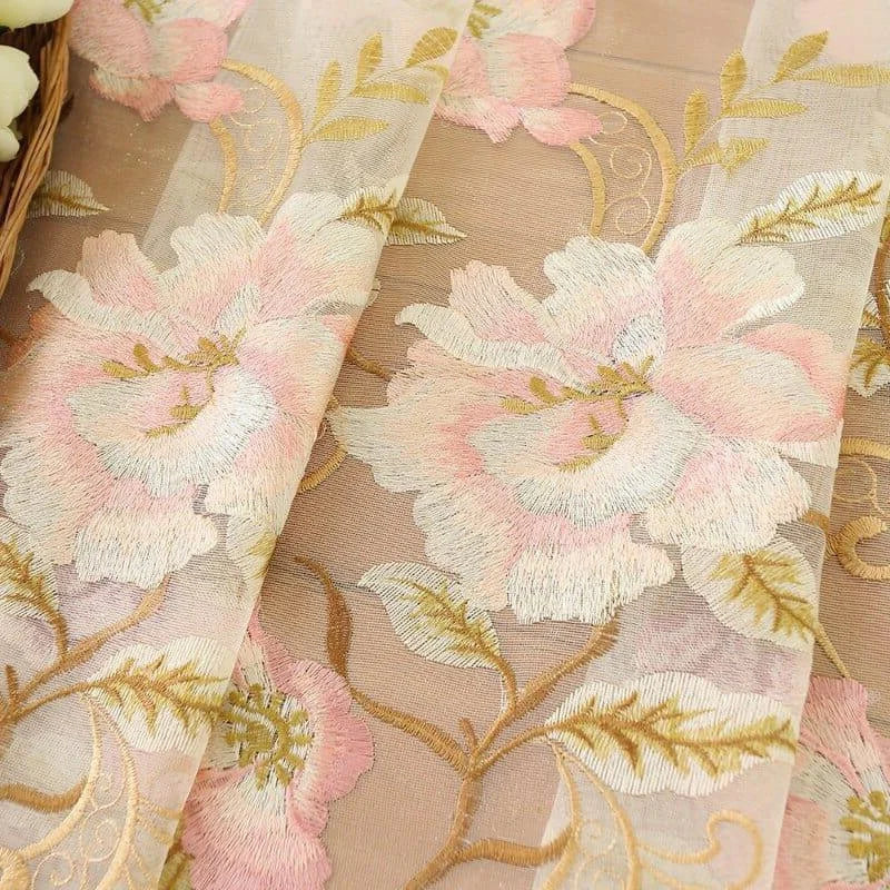 Voilage élégant avec motif floral rose et beige, idéal pour ajouter une touche romantique à votre décoration intérieure. Ce rideau raffiné, aux motifs floraux vintage, est parfait pour les salons et chambres, créant une ambiance douce et chaleureuse. Adapté pour les fenêtres de divers styles, ce voilage avec feuilles décoratives embellit votre espace de vie avec une allure intemporelle et sophistiquée.