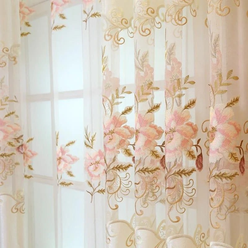 Voilage élégant à motifs floraux pour salon, idéal pour ajouter une touche de délicatesse et de luminosité à votre intérieur. Décoratif et raffiné, ce rideau habillera vos fenêtres avec charme, créant une ambiance chaleureuse et accueillante dans votre maison. Parfait pour sublimer un séjour ou une chambre avec son design floral subtil et ses teintes pastel.