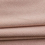 Tissu rose pâle à motif chevron plissé, idéal pour la décoration intérieure et la confection de vêtements élégants. Style raffiné et texture délicate pour un rendu visuel attrayant dans votre espace de vie.