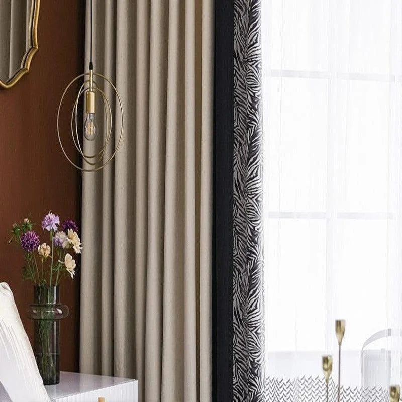 Rideaux élégants dans un intérieur moderne avec un motif zébré distinctif. Mise en scène d’un espace lumineux et sophistiqué, idéal pour la décoration de salon. Atmosphère chaleureuse et design contemporain pour une décoration raffinée.