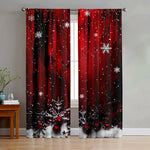 Rideaux rouges de Noël décorés de flocons de neige blancs, de boules rouges et de branches enneigées, installés sur une tringle au-dessus d'une fenêtre, ambiance festive chaleureuse.