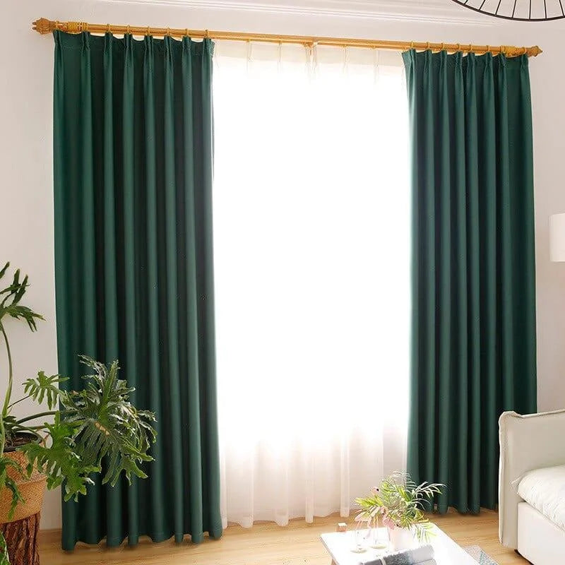 Rideaux occultants élégants de couleur verte, parfaits pour ajouter une touche moderne à votre salon. Ces rideaux longs apportent confort et intimité tout en rehaussant la décoration intérieure grâce à leur teinte riche. Idéaux pour les grandes fenêtres, ils s'intègrent harmonieusement dans un intérieur contemporain.