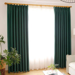 Rideaux occultants élégants de couleur verte, parfaits pour ajouter une touche moderne à votre salon. Ces rideaux longs apportent confort et intimité tout en rehaussant la décoration intérieure grâce à leur teinte riche. Idéaux pour les grandes fenêtres, ils s'intègrent harmonieusement dans un intérieur contemporain.