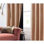 Rideaux élégants beiges pour salon moderne avec canapé rose, combinant style contemporain et confort. Parfaits pour tamiser la lumière et ajouter une touche chaleureuse à votre intérieur. Accessoirisés avec un coussin à motifs naturels, ces rideaux complètent une décoration sophistiquée. Explorons l'harmonie entre design épuré et élégance discrète pour une ambiance accueillante et raffinée. Idéal pour ceux qui cherchent à rehausser le décor de leur espace de vie