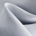 Texture de tissu gris clair avec motif subtil en relief, parfait pour la décoration intérieure et la confection de vêtements tendance. Idéal pour créer une atmosphère élégante et moderne.