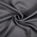 Texture d'un tissu gris élégant, fluide et doux. Idéal pour la décoration intérieure, vêtements et accessoires. Le drapé ajoute une touche sophistiquée à tout projet couture ou design.