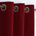 Rideau rouge élégant avec des œillets métalliques, offrant une solution moderne et pratique pour habiller vos fenêtres tout en ajoutant une touche de sophistication à votre intérieur. Parfait pour le salon, la chambre ou le bureau, ce rideau assure une ambiance chaleureuse et intime.