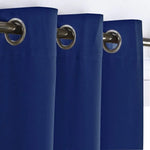 Rideaux bleu marine avec œillets en métal, parfaits pour ajouter une touche élégante à votre décoration d'intérieur. Faciles à installer, ces rideaux conviennent à toute tringle de salon ou chambre, offrant un style contemporain et épuré. Idéals pour contrôler la lumière et préserver l'intimité de votre espace de vie.