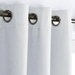 Rideaux blancs modernes avec œillets métalliques, parfaits pour une décoration intérieure élégante et lumineuse. Idéal pour un salon ou une chambre à coucher. Produit fonctionnel et esthétiquement plaisant.