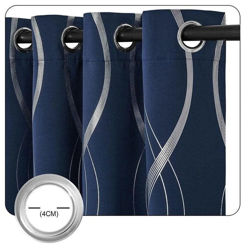 Rideau occultant bleu avec motifs modernes argentés, doté d'œillets de 4 cm, idéal pour décorer et assombrir votre chambre ou salon. Accessoire parfait pour ajouter une touche élégante à votre intérieur tout en préservant votre intimité.