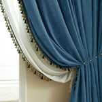 Rideaux élégants bleu marine avec franges décoratives dorées et vert foncé, ajoutent une touche sophistiquée à votre intérieur. Idéal pour salons et chambres à coucher, ces rideaux offrent une ambiance luxueuse et stylée. Parfaits pour contrôler la lumière et apporter une intimité supplémentaire à votre espace de vie.