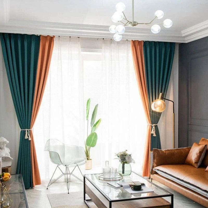 Rideaux élégants bicolores orange et bleu foncé pour salon moderne. Ces rideaux sont parfaits pour ajouter une touche contemporaine à votre espace, tout en offrant une belle lumière naturelle. Idéal pour les intérieurs modernes et minimalistes, avec un canapé assorti et des plantes vertes pour une ambiance chaleureuse et accueillante. Disponible en différentes tailles pour s'adapter à votre espace spécifique.