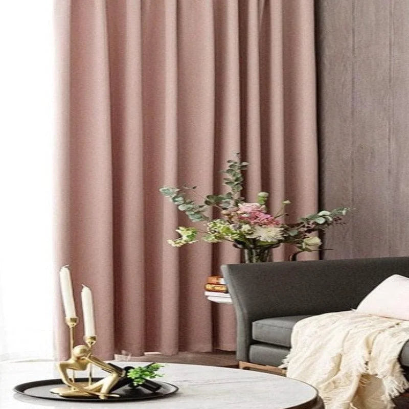 Rideau rose élégant pour salon moderne, ajoutant une touche de sophistication à la décoration intérieure. Complète harmonieusement le mobilier de style contemporain avec canapé et décoration florale. Accessoirisez votre espace avec ces rideaux tendance pour une ambiance chaleureuse et accueillante.