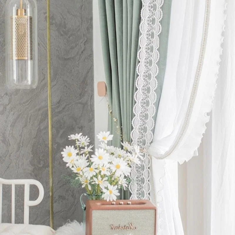 Décoration intérieure élégante avec rideaux ornés de dentelle blanche, bouquet de fleurs blanches sur une table, et éclairage mural doré. Atmosphère chaleureuse et lumineuse idéale pour un salon moderne et raffiné. Harmonie de couleurs douces et détails sophistiqués pour un espace accueillant.