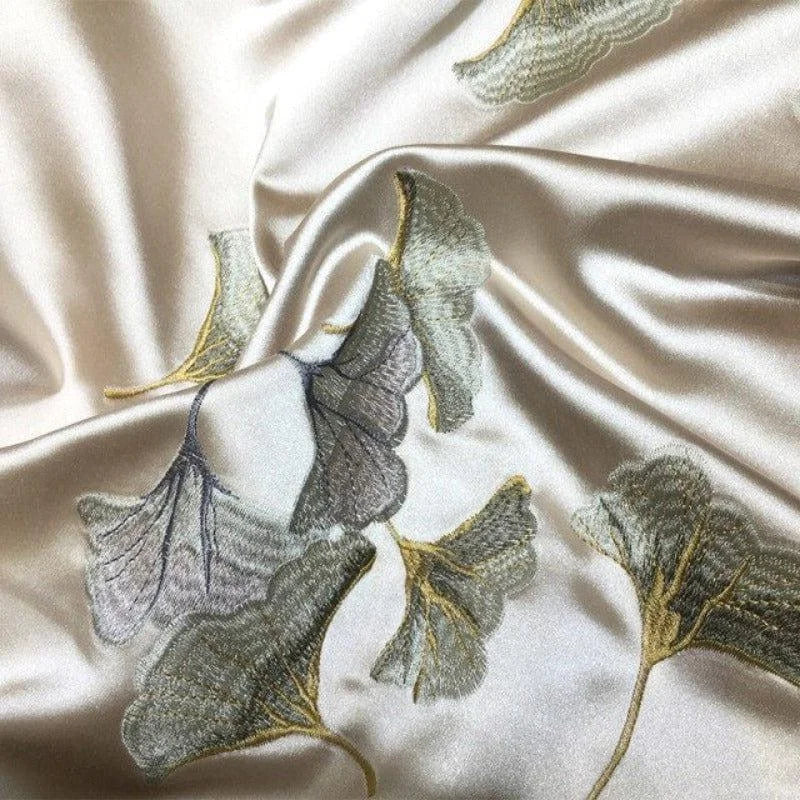 Rideau élégant avec motif floral sophistiqué, idéal pour décorer un salon moderne. Design raffiné avec des feuilles délicates, parfait pour ajouter une touche de nature et de style à votre intérieur. Accessoire de décoration chic pour fenêtres.